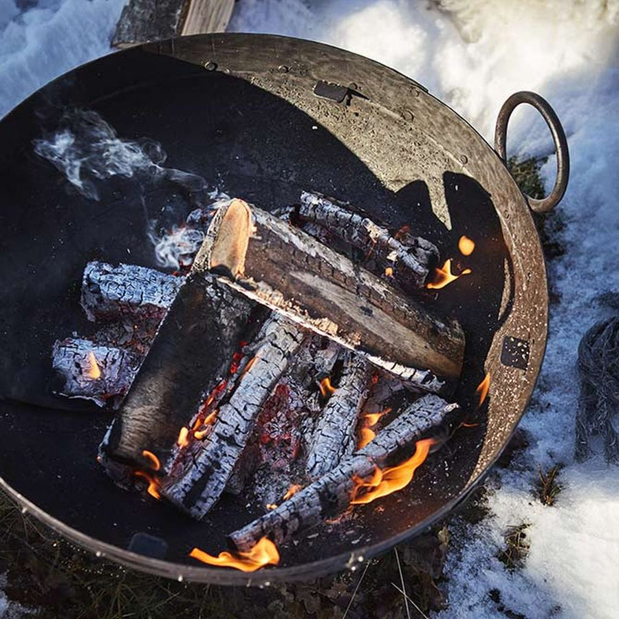 Prémium minőségű, rusztikus vidéki stílusú, nagyméretű 85 cm átmérőjű, antik barna színű, antikolt szegecselt felületű kézműves kerti tűzrakó üst, levehető grill ráccsal és állvánnyal
