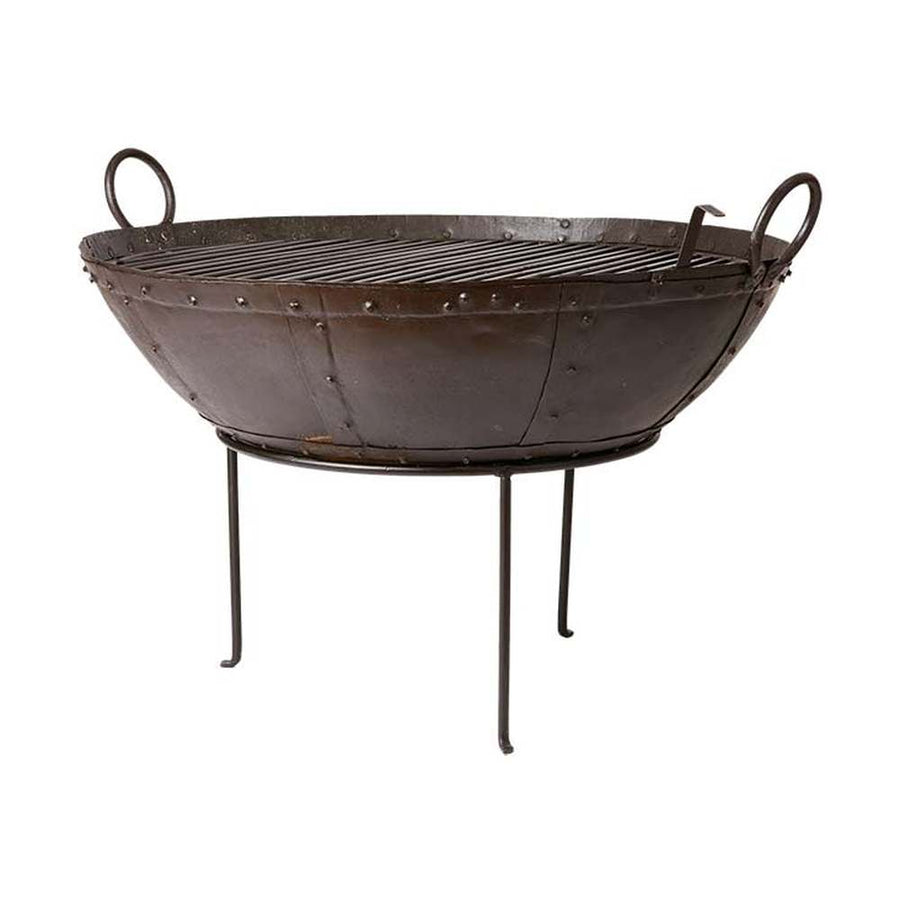 Prémium minőségű, rusztikus vidéki stílusú, nagyméretű 85 cm átmérőjű, antik barna színű, antikolt szegecselt felületű kézműves kerti tűzrakó üst, levehető grill ráccsal és állvánnyal