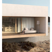 Homokszürke színű kerti kanapé, modern teraszon.