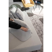 Homokszürke színű kerti kanapé.