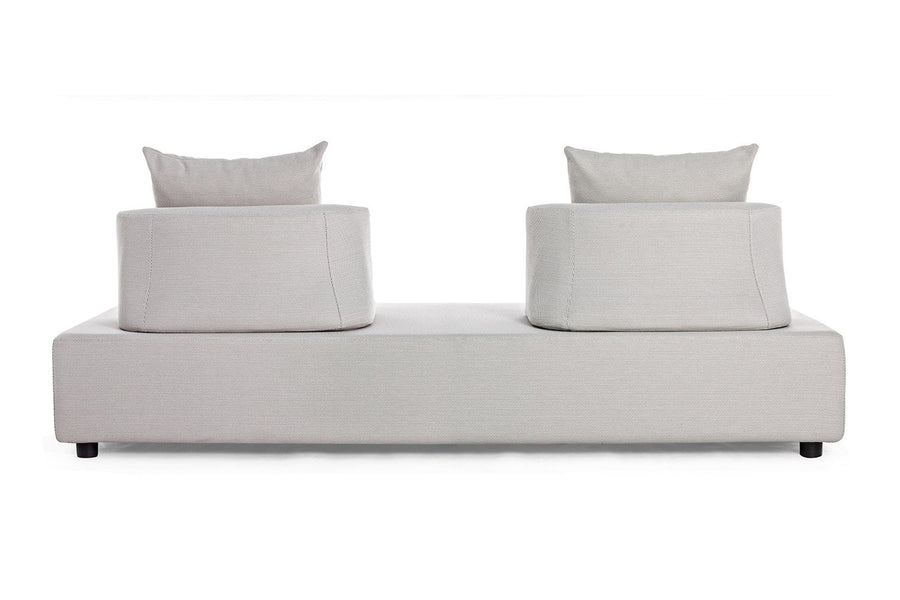 Homokszürke színű kerti kanapé.