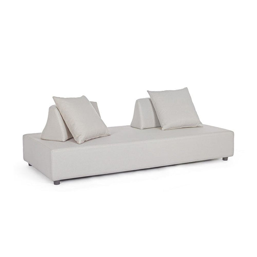 Homokszürke színű kerti kanapé.