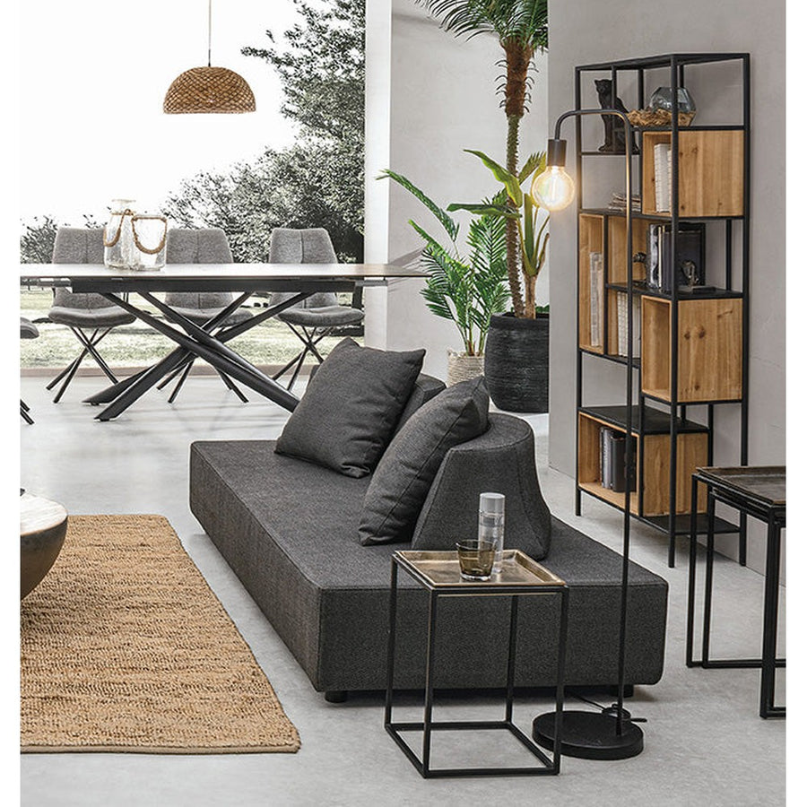 Sötétszürke színű kortárs kerti kanapé, modern nappaliban.