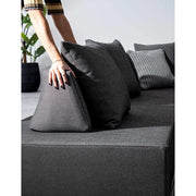 Sötétszürke színű kortárs kerti kanapé.