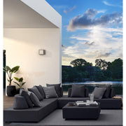 Sötétszürke színű kortárs kerti ülőgarnitúra, modern ház teraszán.