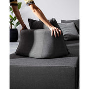 Sötétszürke színű kortárs kerti ülőgarnitúra.