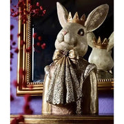 Arany színű, masnis csipke zsabóval díszített, koronát viselő nyuszi mellszobor.