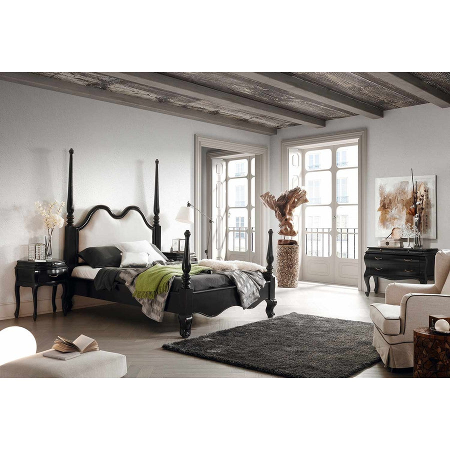 Fekete színű mahagónifából készült komód, franciaágy és éjjeliszekrény, világos szobában. 