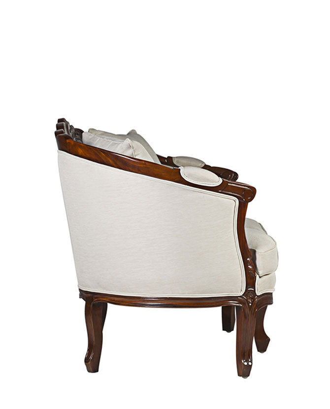 Bézs színű textíliával kárpitozott, tömör mahagónifából készült klasszikus koloniál stílusú kézműves kanapé