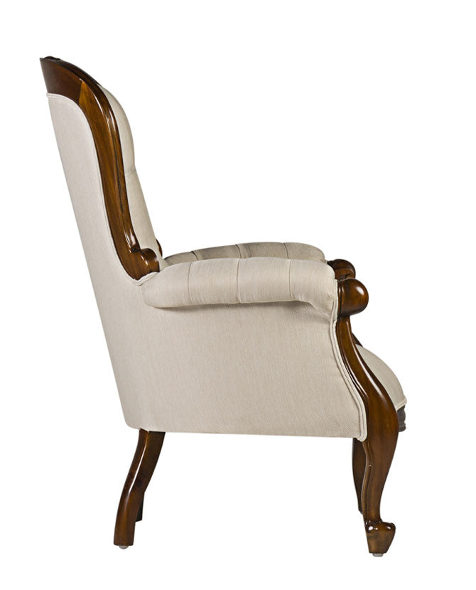 bézs színű textíliával kárpitozott, tömör mahagónifából készült klasszikus koloniál stílusú kézműves fotel
