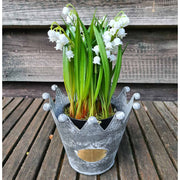 Vidéki vintage stílusú, antikolt felületű, 15 cm átmérőjű korona formájú bádog kaspó gyöngyvirággal.