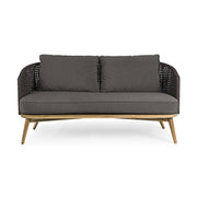 Fromatervezett kerti kanapé sötétszürke ülő- és hátpárnákkal.