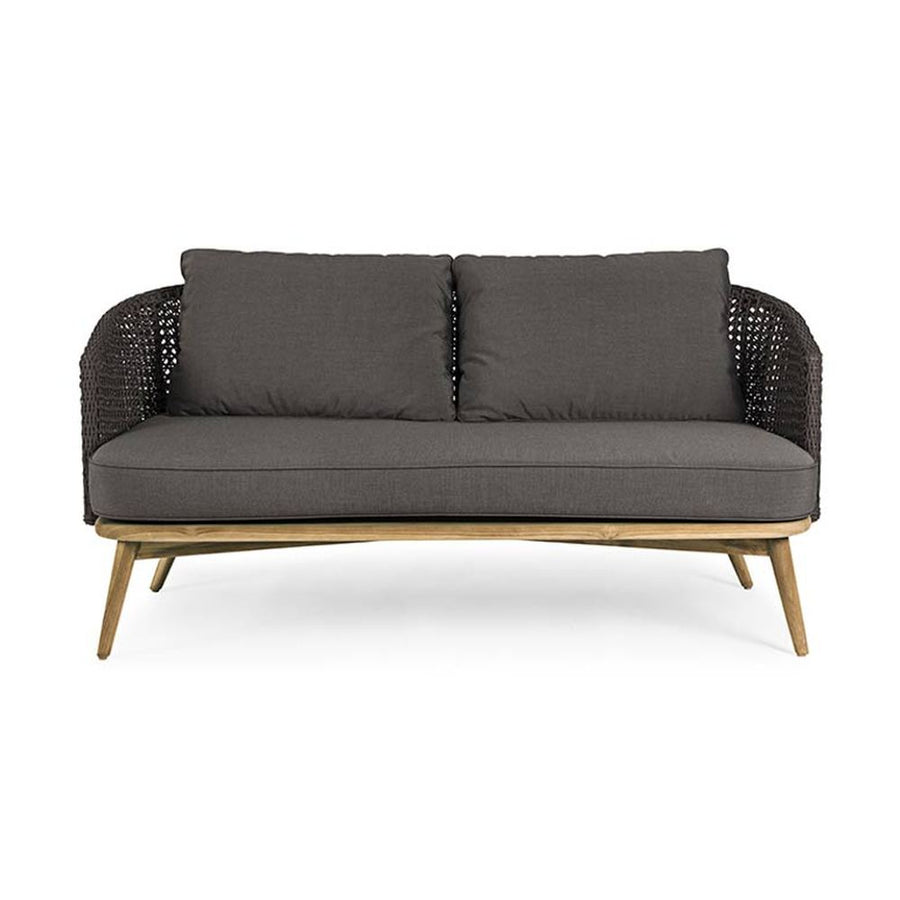 Fromatervezett kerti kanapé sötétszürke ülő- és hátpárnákkal.