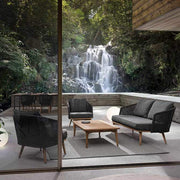 Modern teraszon álló kertibútor szett három fotellel és egy kanapéval.