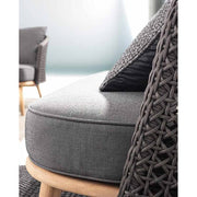 Prémium minőségű, természetes teakfa lábakon nyugvó, fekete színű sörűn szőtt polipropilén háttámlájú, 160 cm hosszú, formatervezett kortárs stílusú kerti kanapé, antracit szürke színű vízlepergető és UV-álló ülő és hátpárnával