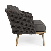 Fromatervezett kerti kanapé sötétszürke ülő- és hátpárnákkal.