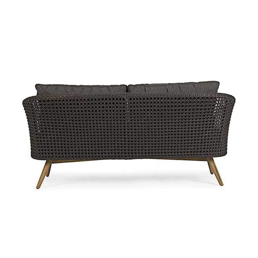 Fromatervezett kerti kanapé sötétszürke ülő- és hátpárnákkal.