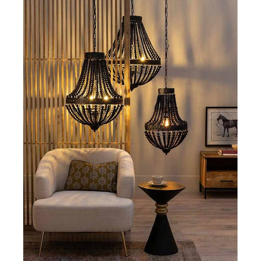 Kortárs mediterrán stílusú, matt fekete színű dombormintás fémből és fa gyöngysorból készült függeszték csillár modern nappaliban 