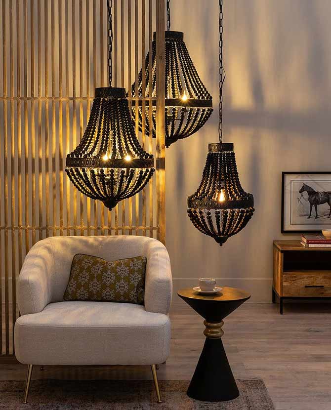 Kortárs mediterrán stílusú, matt fekete színű dombormintás fémből és fa gyöngysorból készült függeszték csillár modern nappaliban 