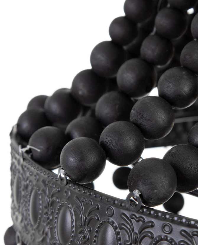 Kortárs mediterrán stílusú, matt fekete színű dombormintás fémből és fa gyöngysorból készült függeszték csillár