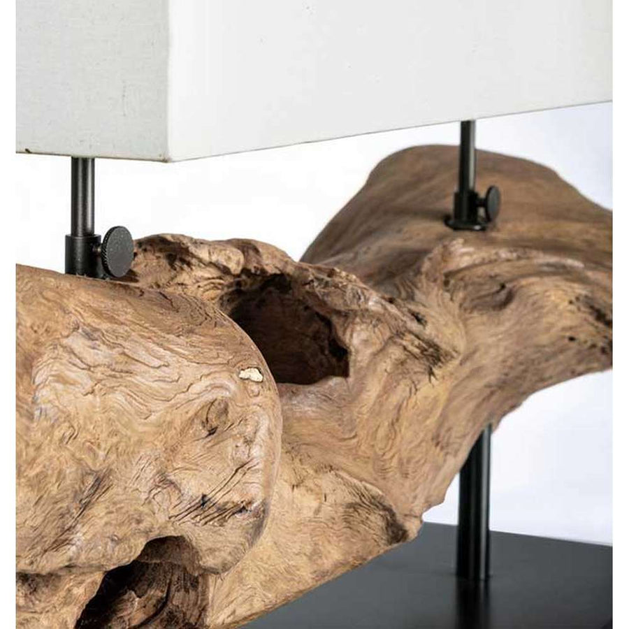 Kortárs stílusú, újrahasznosított, göcsörtös mangófából készült asztalilámpa.