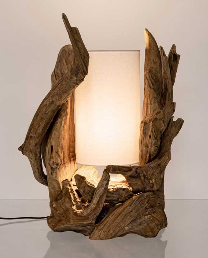 Kortárs stílusú, újrahasznosított, göcsörtös mangófából készült asztali lámpa.