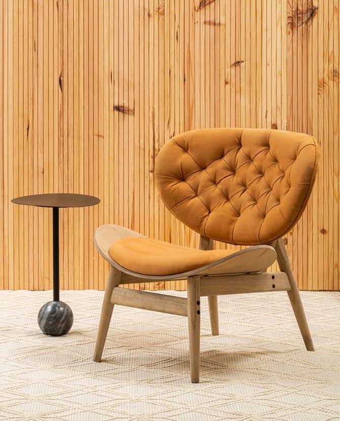 Prémium minőségű, kortárs stílusú, hajlított szilfából készült mustársárga színű bársonnyal kárpitozott dizájn szék
