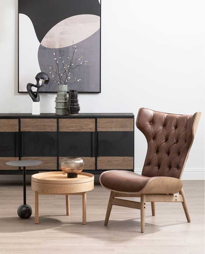 Prémium minőségű, kortárs stílusú, hajlított szilfából készült bőrhatású barna színű bársonnyal kárpitozott szárnyas relaxációs szék modern kortárs nappaliban 