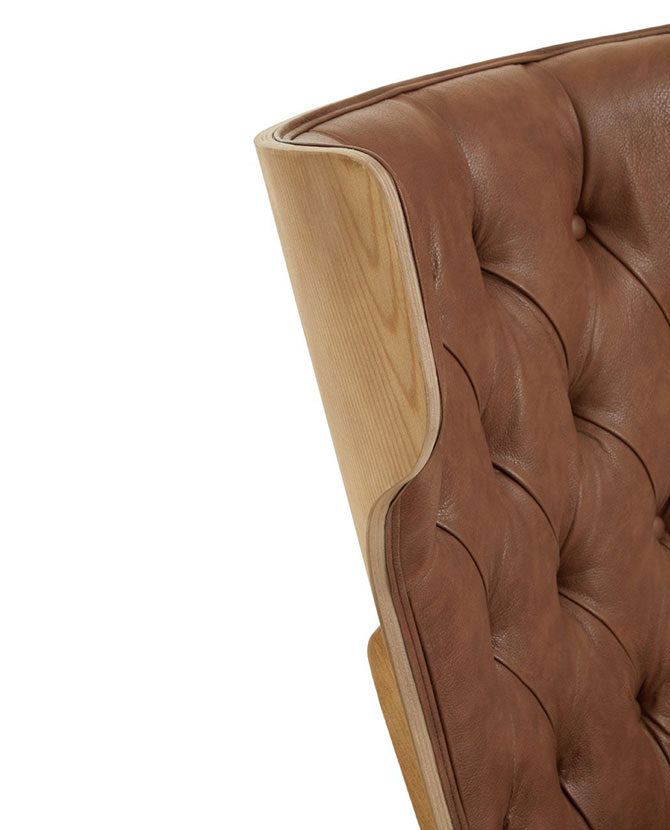 Prémium minőségű, kortárs stílusú, hajlított szilfából készült bőrhatású barna színű bársonnyal kárpitozott szárnyas relaxációs szék 