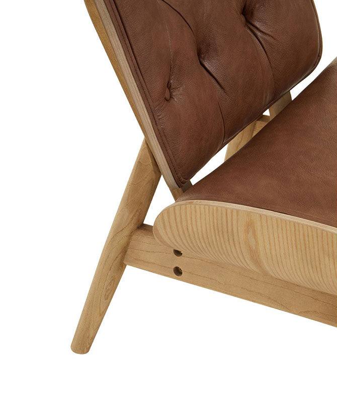 Prémium minőségű, kortárs stílusú, hajlított szilfából készült bőrhatású barna színű bársonnyal kárpitozott szárnyas relaxációs szék
