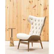 Prémium minőségű, kortárs stílusú, hajlított szilfából készült fehér színű vászonnal kárpitozott szárnyas relaxációs szék