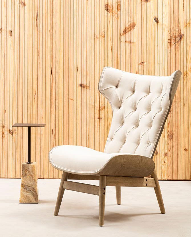 Prémium minőségű, kortárs stílusú, hajlított szilfából készült fehér színű vászonnal kárpitozott szárnyas relaxációs szék