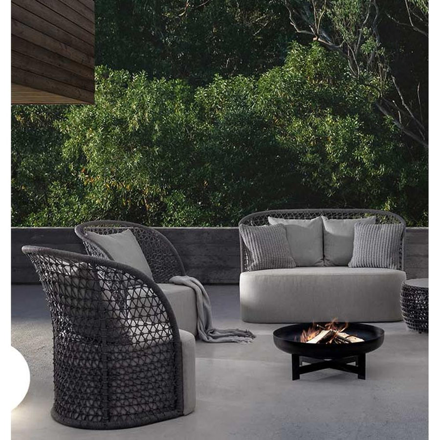 Teraszon álló kerti garnitúra köztük a modern formatervezett kanapé.