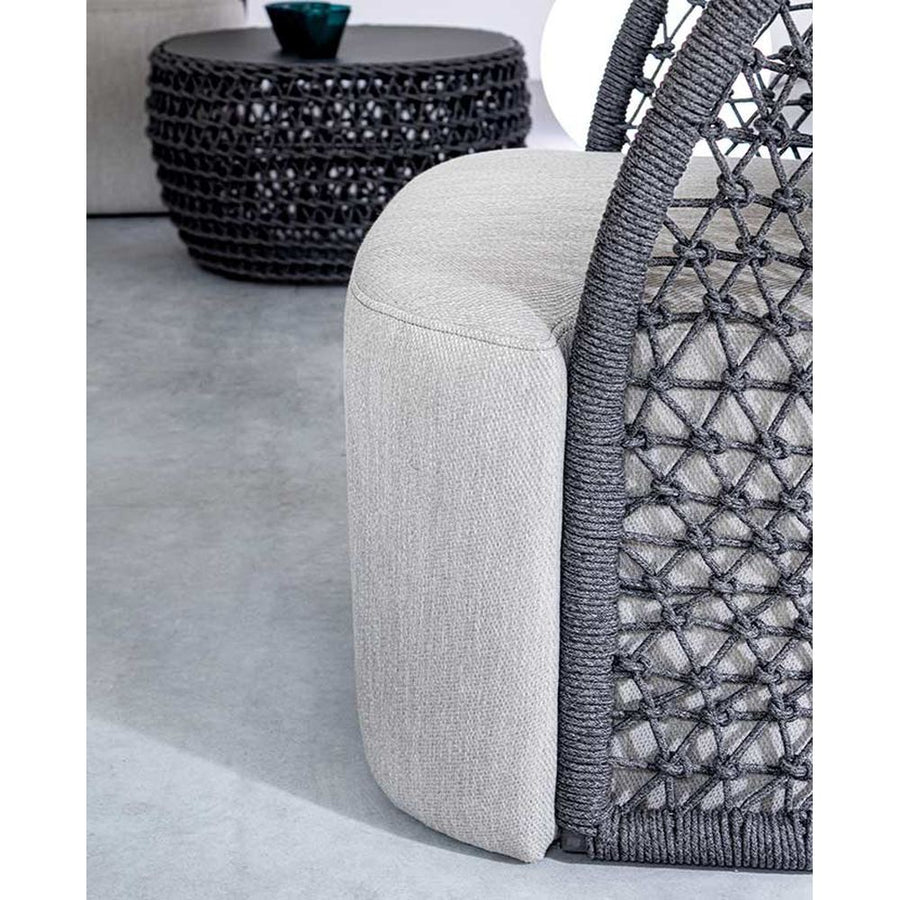 Kortárs stílusú, antracitszürke színű, forgatható, formatervezett kerti dizájn fotel.