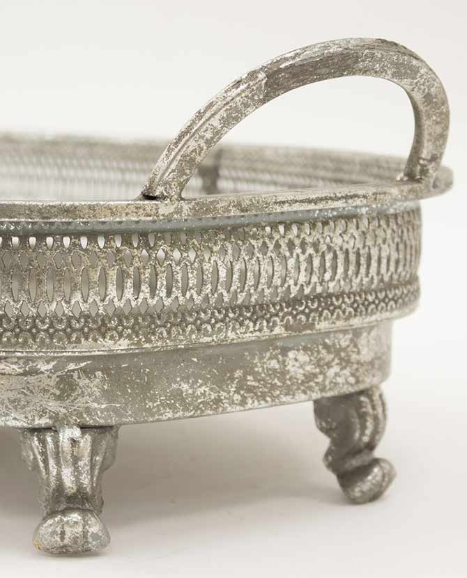 Lábakon álló, patinás, antik ezüst színű fémtálca