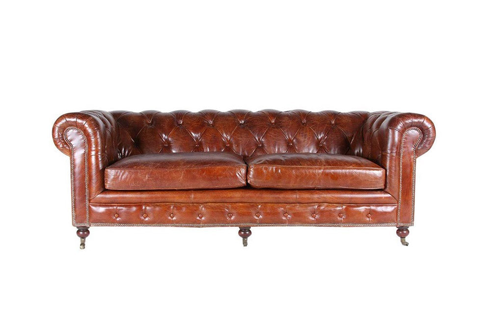 Klasszikus stílusú, vintage dohánybarna színű bőr Chesterfield kanapé.