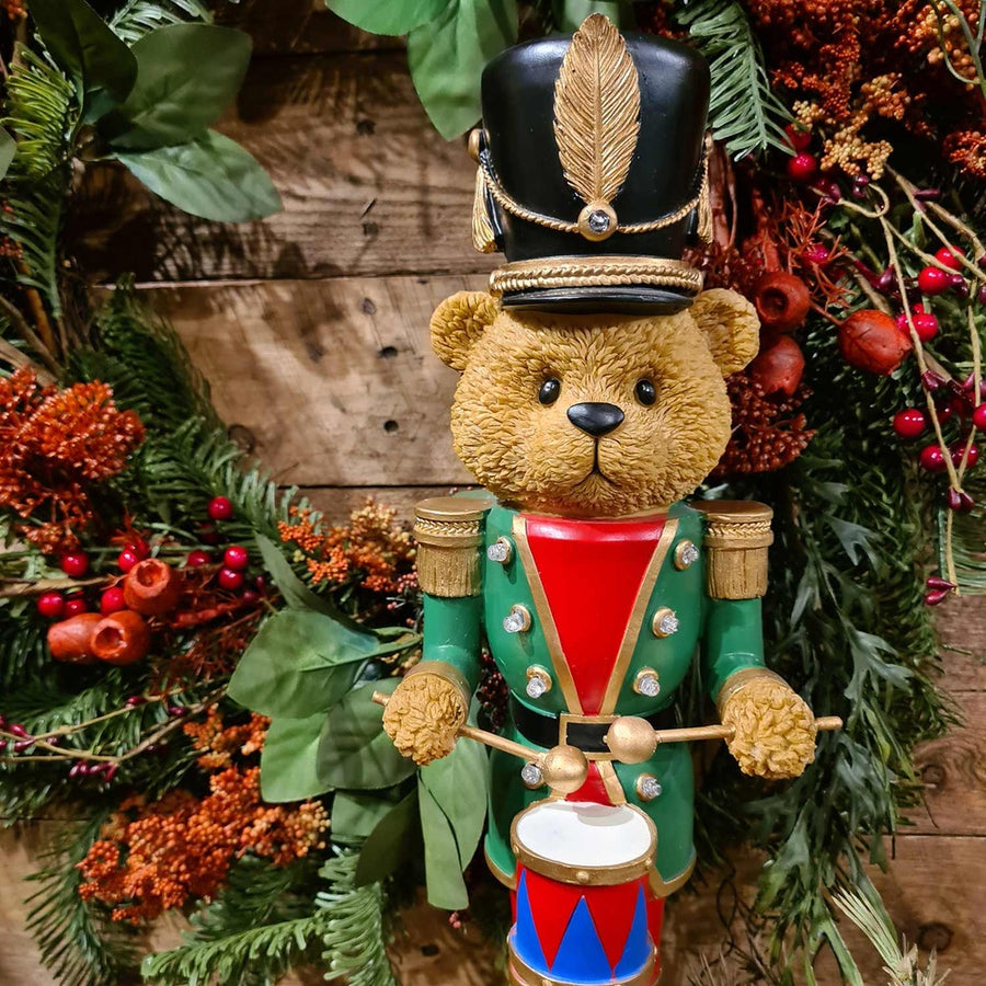 Klasszikus stílusú, LED-es kialakítású, 46 cm magas, karácsonyi dobos diótörő maci.