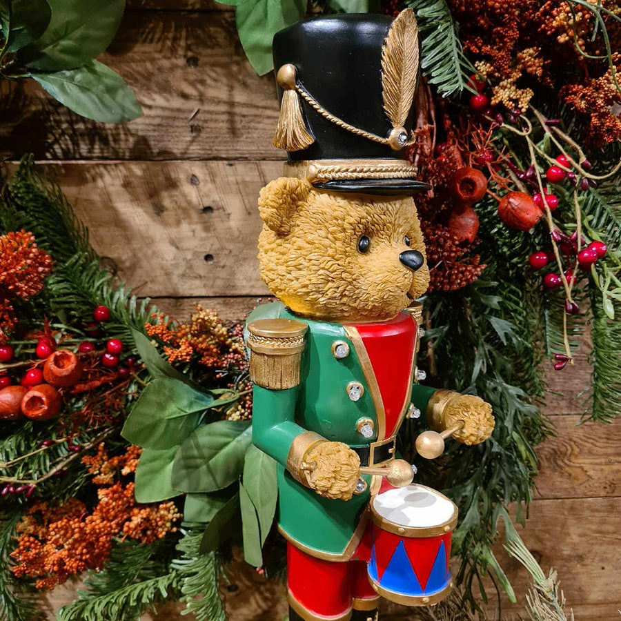 Klasszikus stílusú, LED-es kialakítású, 46 cm magas, karácsonyi dobos diótörő maci.