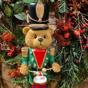 Klasszikus stílusú, LED-es kialakítású, 46 cm magas, karácsonyi dobos diótörő maci.