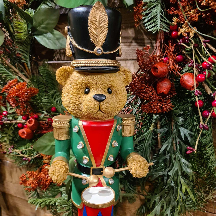 Klasszikus stílusú, LED-es kialakítású, 46 cm magas, karácsonyi dobos diótörő maci.