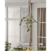 Élethű, 35 cm hosszú, mesterséges fagyöngy ág műnövény, beépített, időzíthető meleg fehér fényű, harmatcsepp formájú LED világítással, fehér ajtótokra kötve  háttérben karácsonyi ünnepi terített asztallal