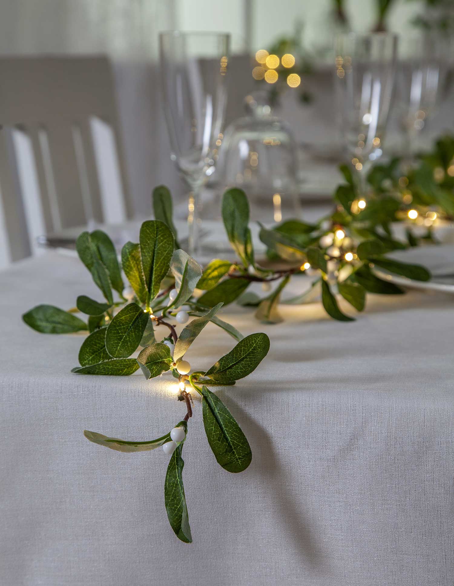 LED-es fagyöngy girland karácsonyi ünnepi asztalon. 