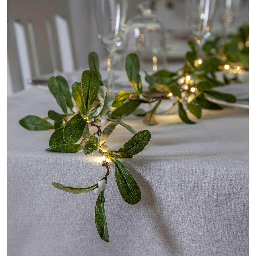 LED-es fagyöngy girland karácsonyi ünnepi asztalon.