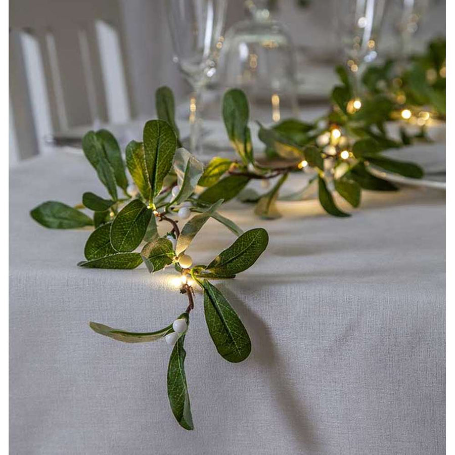 LED-es fagyöngy girland karácsonyi ünnepi asztalon.