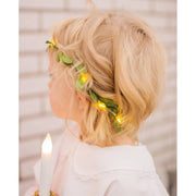 Mesterséges, 95 cm hosszú apró, zöld levelű girland műnövény, meleg fehér fényű, harmatcsepp formájú LED világítással szőke kislány hajában