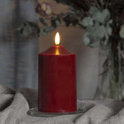 Prémium minőségű, élethű megjelenésű, meleg fehér fényű realisztikus LED lánggal és bordó színű valódi viasztestből kialakított, időzítővel rendelkező 15 cm magas LED oszlopgyertya 