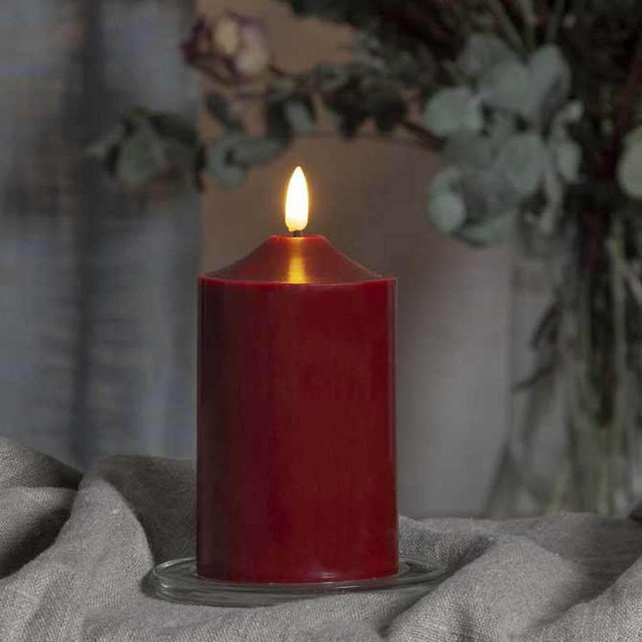 Prémium minőségű, élethű megjelenésű, meleg fehér fényű realisztikus LED lánggal és bordó színű valódi viasztestből kialakított, időzítővel rendelkező 15 cm magas LED oszlopgyertya 