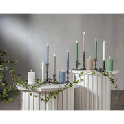 Stripe LED gyertya kollekció különböző méretű és színű valódi viaszból készült kannelúrás gyertyákkal, vintage gyertyatartókban elhelyezve, meleg fényű LED lánggal.