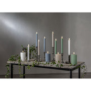 Stripe LED gyertya kollekció különböző méretű és színű valódi viaszból készült kannelúrás gyertyákkal, vintage gyertyatartókban elhelyezve, meleg fényű LED lánggal.