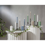 Stripe LED gyertya kollekció különböző méretű és színű valódi viaszból készült kannelúrás gyertyákkal, vintage gyertyatartókban elhelyezve, meleg fényű LED lánggal.